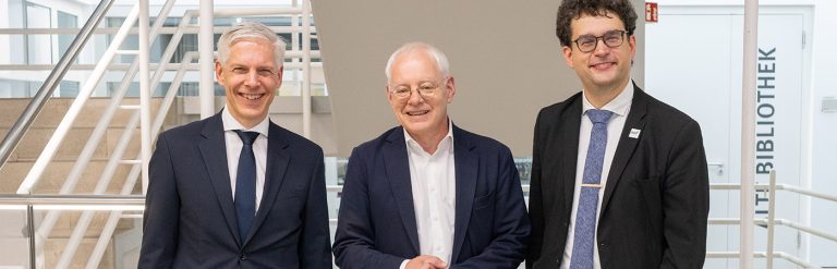 Battery recycling and beyond – Minister of Economic Affairs visits INM to learn about ongoing research