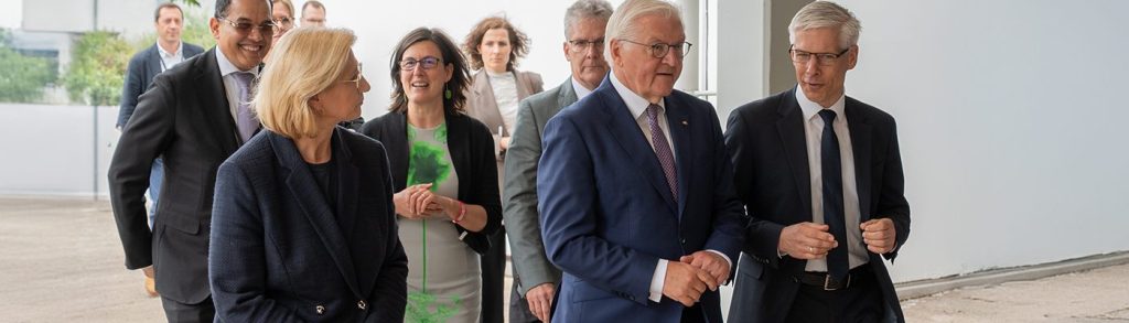 Bundespräsident Steinmeier im INM: Diplomatische Exzellenz trifft auf materialwissenschaftliche Exzellenz