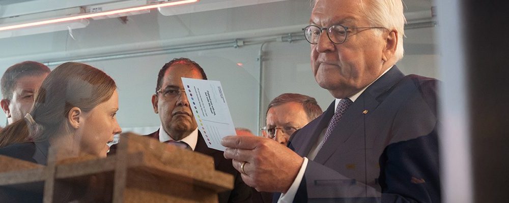 Bundespräsident Steinmeier im INM: Diplomatische Exzellenz trifft auf materialwissenschaftliche Exzellenz