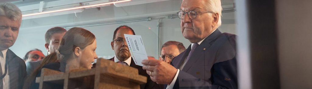 Bundespräsident Steinmeier im INM: Diplomatische Exzellenz trifft auf materialwissenschaftliche Exzellenz
